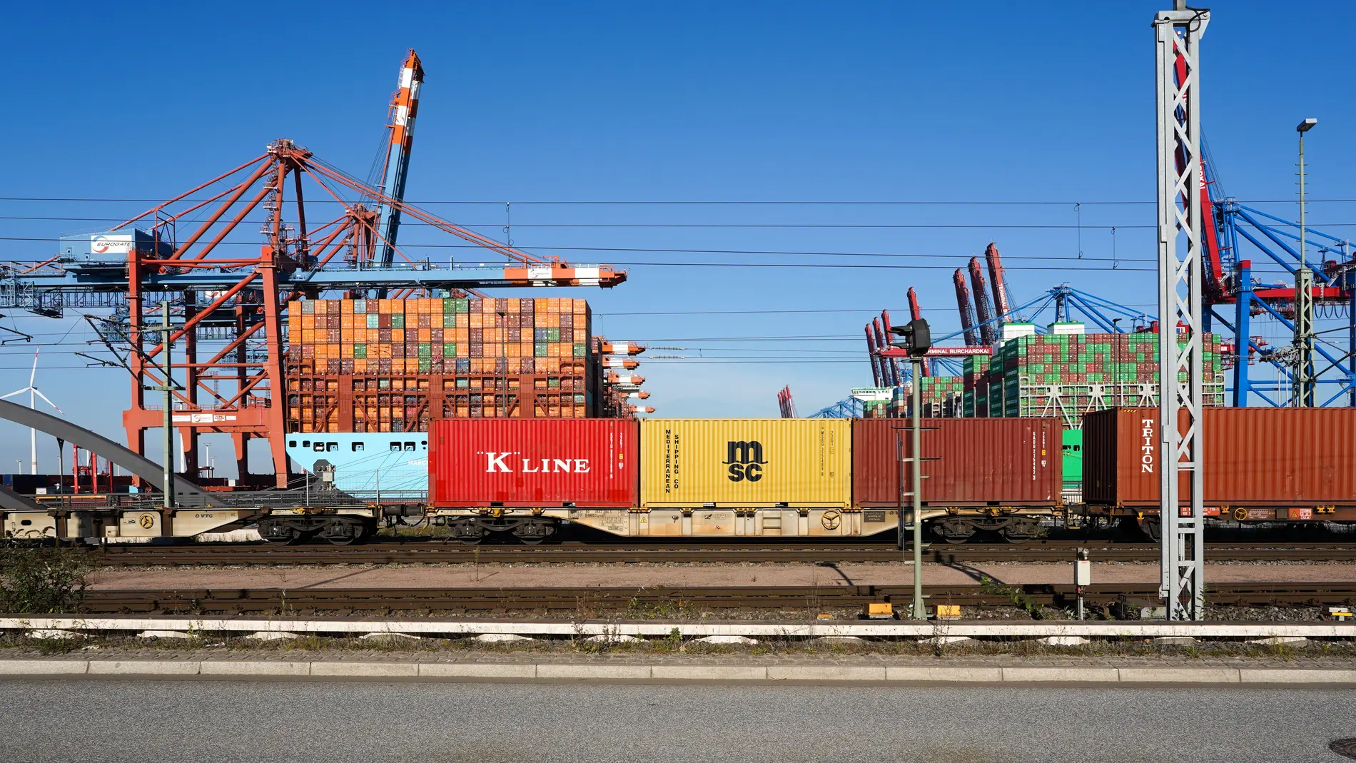 Terminal portuaria con contenedores y grúas para comercio internacional