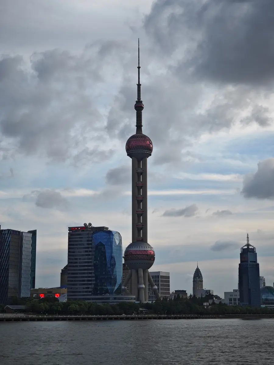 Vista vertical de la Torre Perla Oriental y el distrito financiero de Shanghai