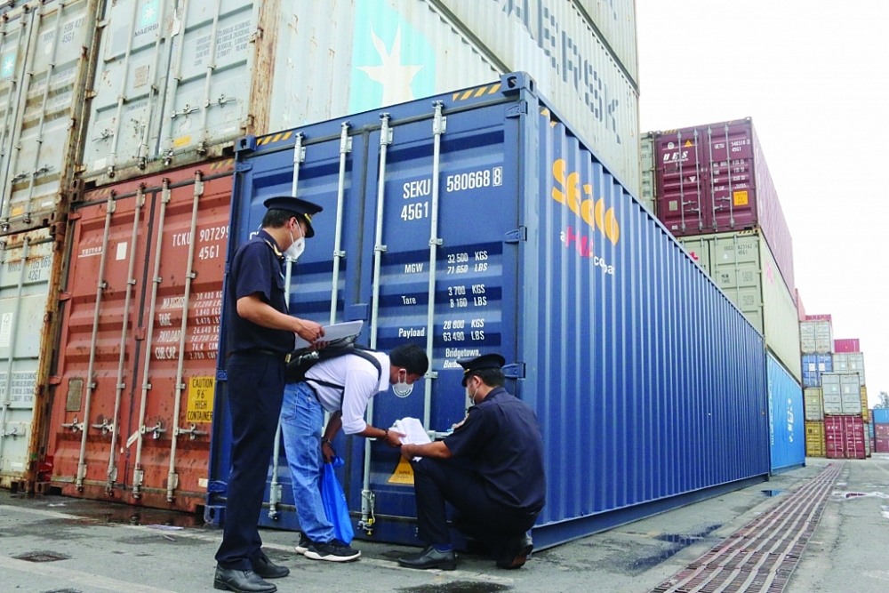 Profesional revisando documentos de importación y mercancías